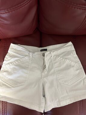 Seychelles Crisp White Denim Shorts with Front Pocket Stitching